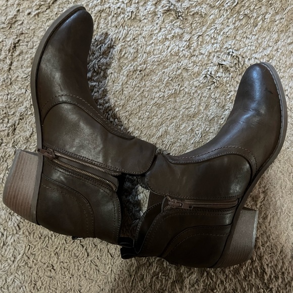 Guess Booties - Picture 8 of 9